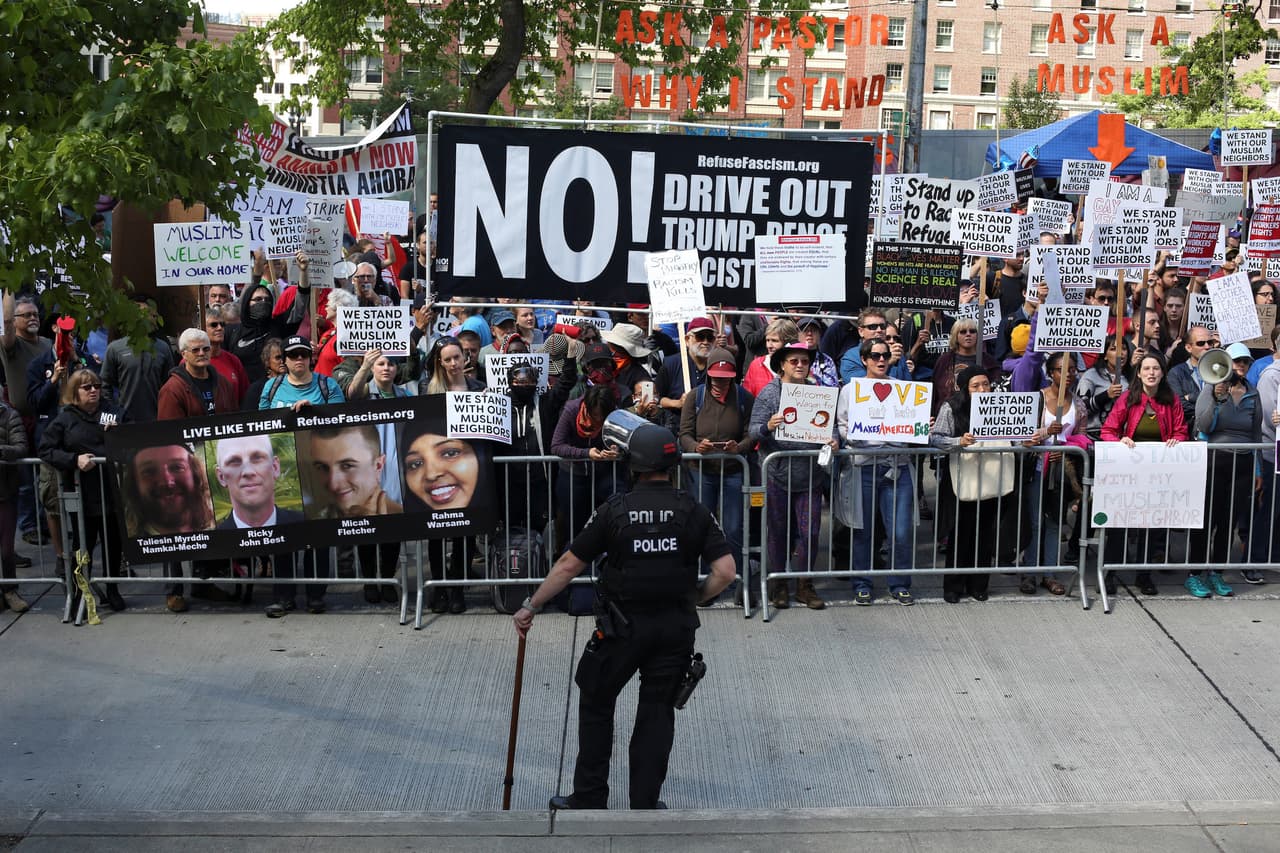 La contra-protesta en Seattle recordó el asesinato de dos personas en un tren de Portland por parte de un supremacista blanco.