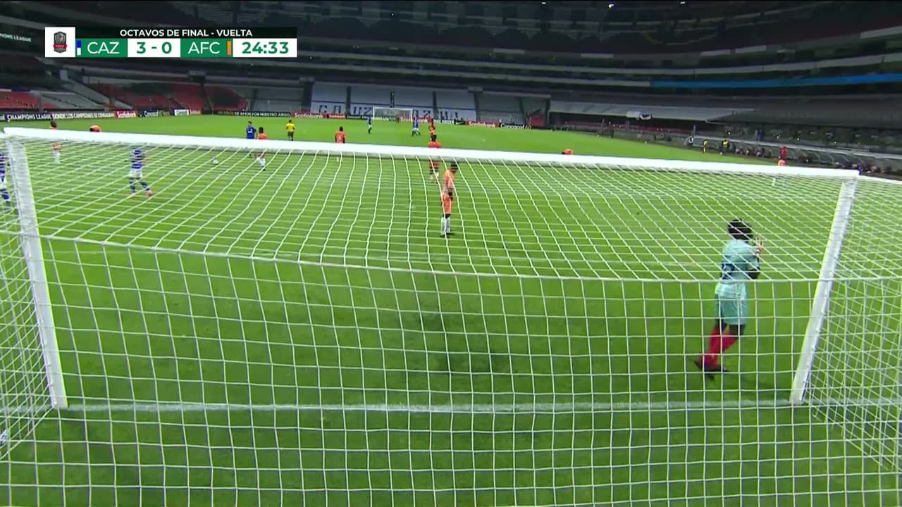 ¡GOL!  anota para Cruz Azul. Elias Hernandez