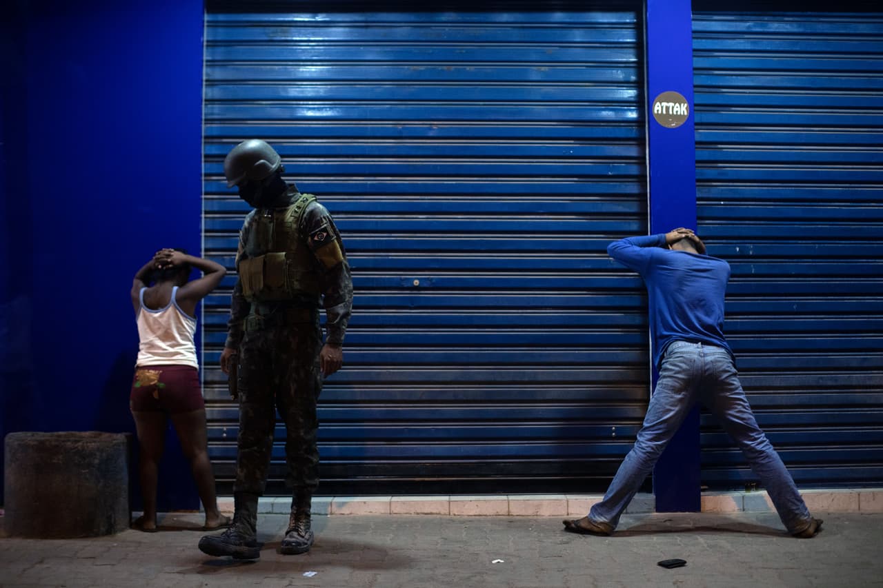 Además, dice Isaacson en su análisis, en muchas ocasiones, estos líderes "debilitados" de cara a la opinión pública recurren a los militares para "defenderse de su propia gente a la que ven como una amenaza".