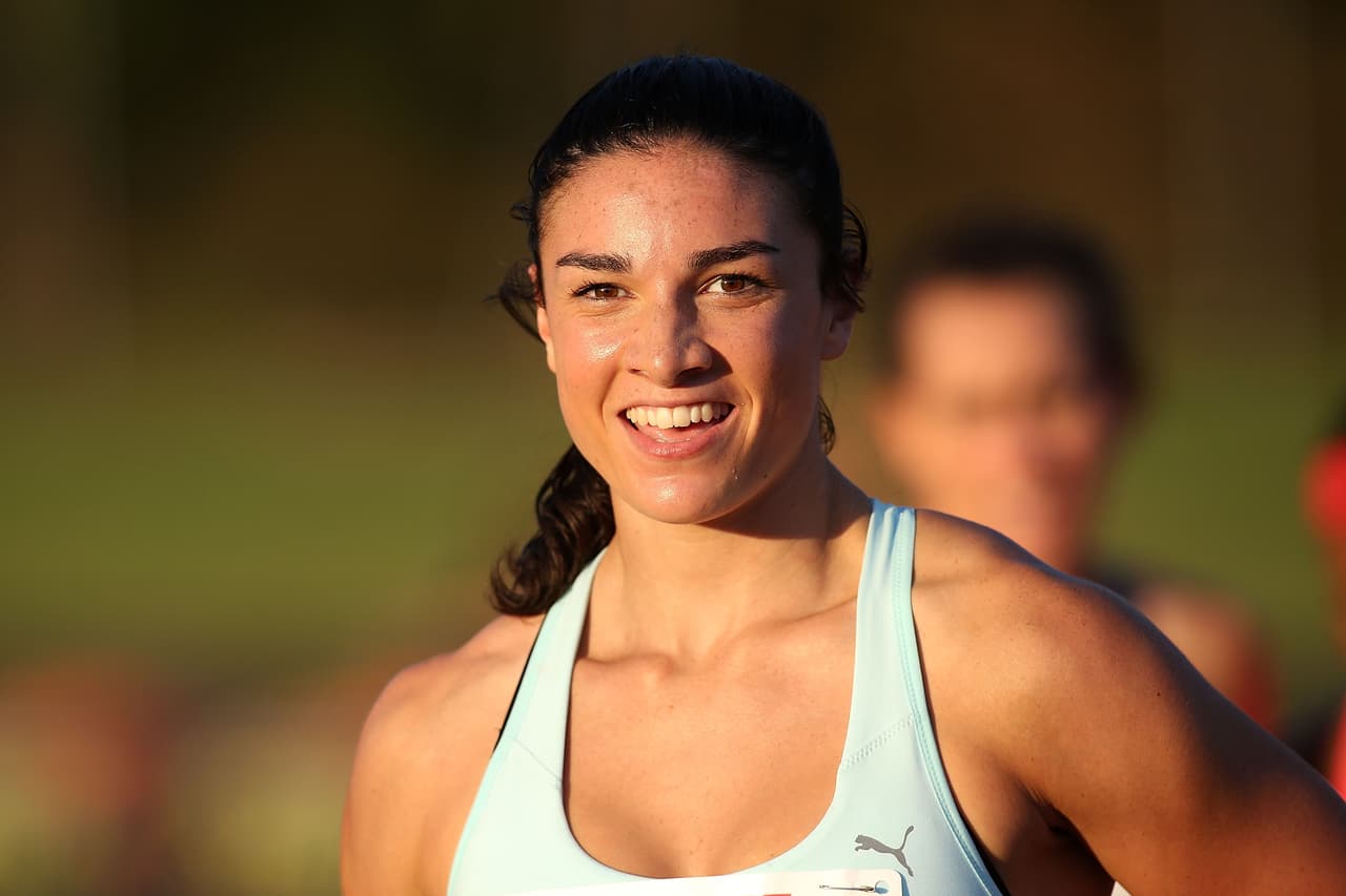 Jenneke se hizo popular por un 
<a href="http://www.univision.com/deportes/vuelve-el-baile-sexy-de-michelle-jenneke-a-las-pistas">sexy baile realizado antes de una competencia en 100 metros vallas</a>. Desde allí, su figura no pasa desapercibida en las pistas. Aunque apenas superó la primera ronda en las pasadas olimpiadas, a sus 23 años aún tiene mucha carrera para deleitar con su talento, su atlético cuerpo y bella sonrisa.