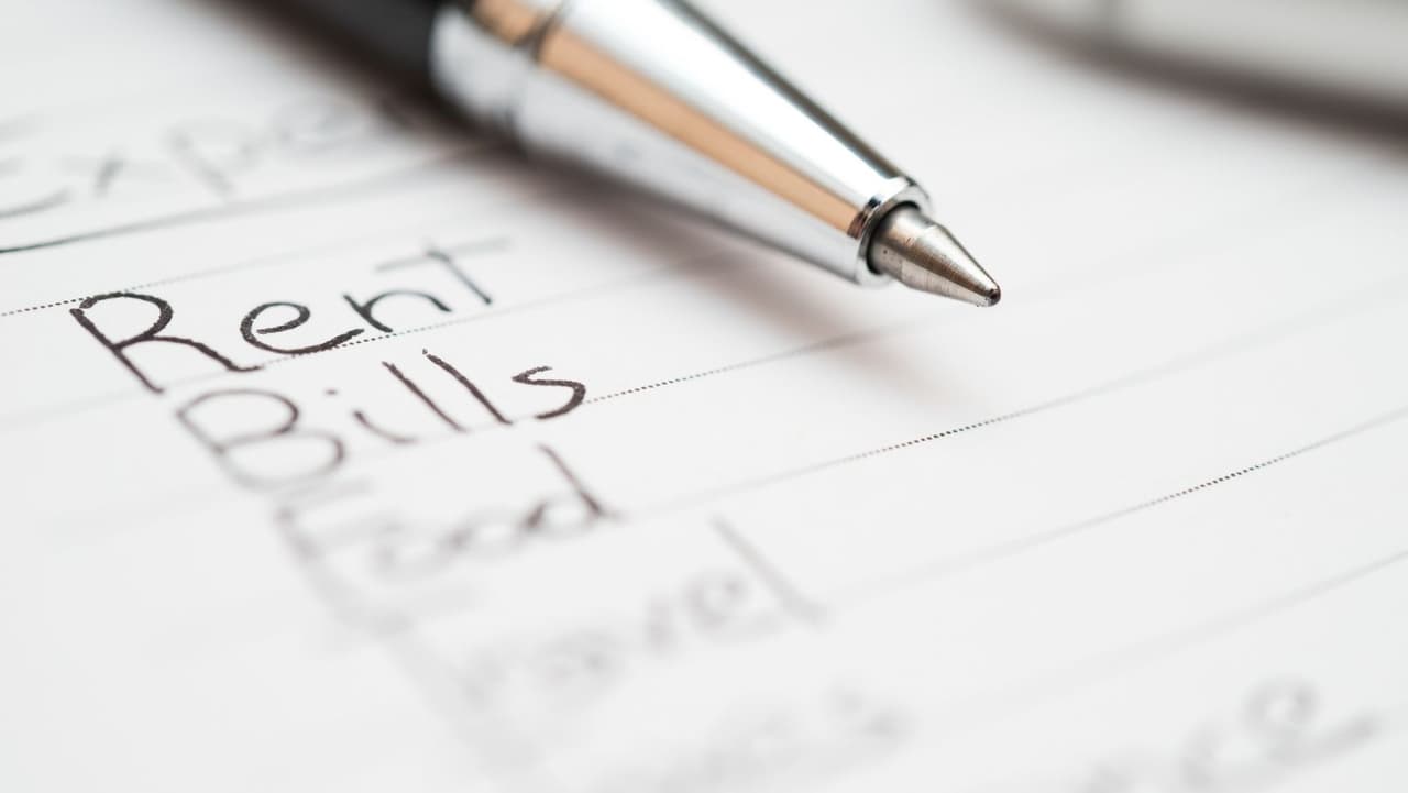 Una
<b>cuenta de ahorros de alto rendimiento</b> le permite acceder fácilmente a sus ahorros y al mismo tiempo ganar algo de interés. Los expertos en finanzas personales sugieren encontrar una cuenta que ofrezca 2% APY o más. Es genial para un fondo de emergencia o un alijo de vacaciones.
<br>