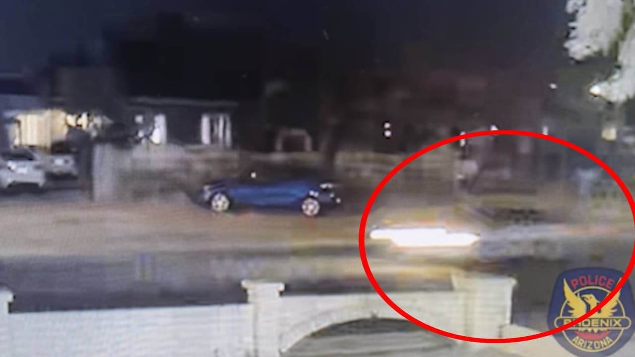 Autoridades buscan al conductor que atropelló a una mujer y se dio a la fuga en Phoenix 