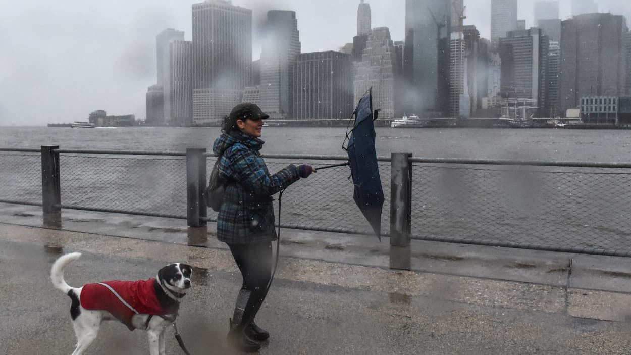 Las altas velocidades de viento persistirán la tarde de este viernes en la ciudad de Nueva York. También hay avisos por probables inundaciones causadas por lluvias excesivas.