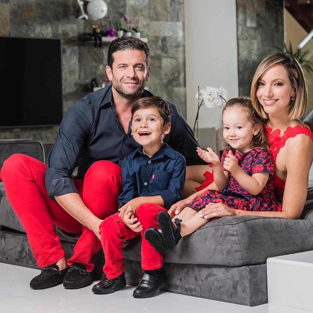 <a href="https://www.univision.com/shows/despierta-america/un-romance-lleno-de-aventuras-y-momentos-inolvidables-la-historia-de-amor-de-satcha-pretto-y-aaron-butler-fotos" target="_blank">Satcha y Aaron</a> lucen tan enamorados como cuando se casaron en el 2013 y con Alana y Bruce completaron su familia.