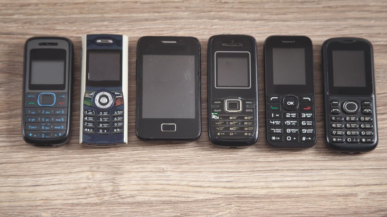 <b>Ten un teléfono de respaldo:</b> si tienes un sistema telefónico que requiere electricidad para funcionar, como un teléfono inalámbrico o un contestador automático, planifica tener un teléfono estándar o un teléfono celular listo como respaldo. Tener un dispositivo de carga portátil ayuda a mantener tu teléfono celular en funcionamiento.