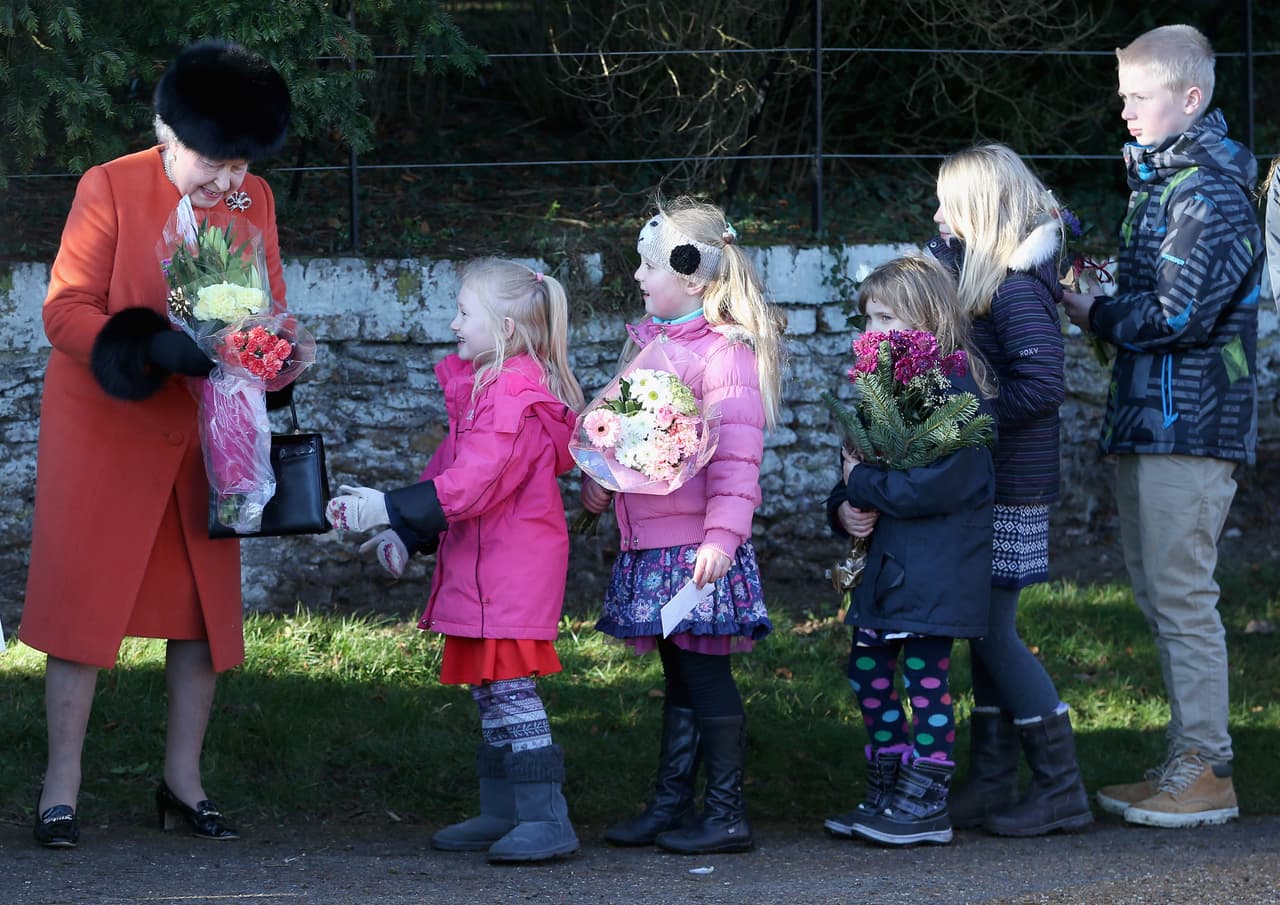 Isabel II gastará 
<b>30 mil libras esterlinas</b> (el equivalente a 39,532 dólares) en detalles para su gente cercana, informó 
<b><a href="https://www.dailymail.co.uk/femail/article-7779967/Queen-spends-staggering-30-000-620-gifts-family-staff.html" target="_blank">Daily Mail</a></b>.