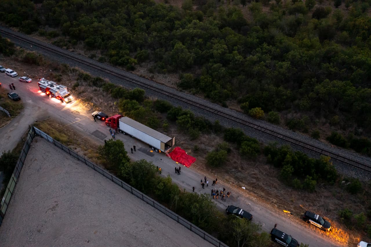 En lo que se refiere al vehículo, es un tráiler rojo con rótulos de la empresa Betancourt Trucking and Harvesting; sin embargo, 
<a href="https://www.univision.com/local/san-antonio-kwex/inmigrantes-muertes-camion-betancourt-trucking-and-harvesting">Felipe Betancourt, propietario de la empresa</a>, insiste en que su tráiler fue clonado pues los números de placa no coinciden y pide descartar conexión alguna con el hecho.