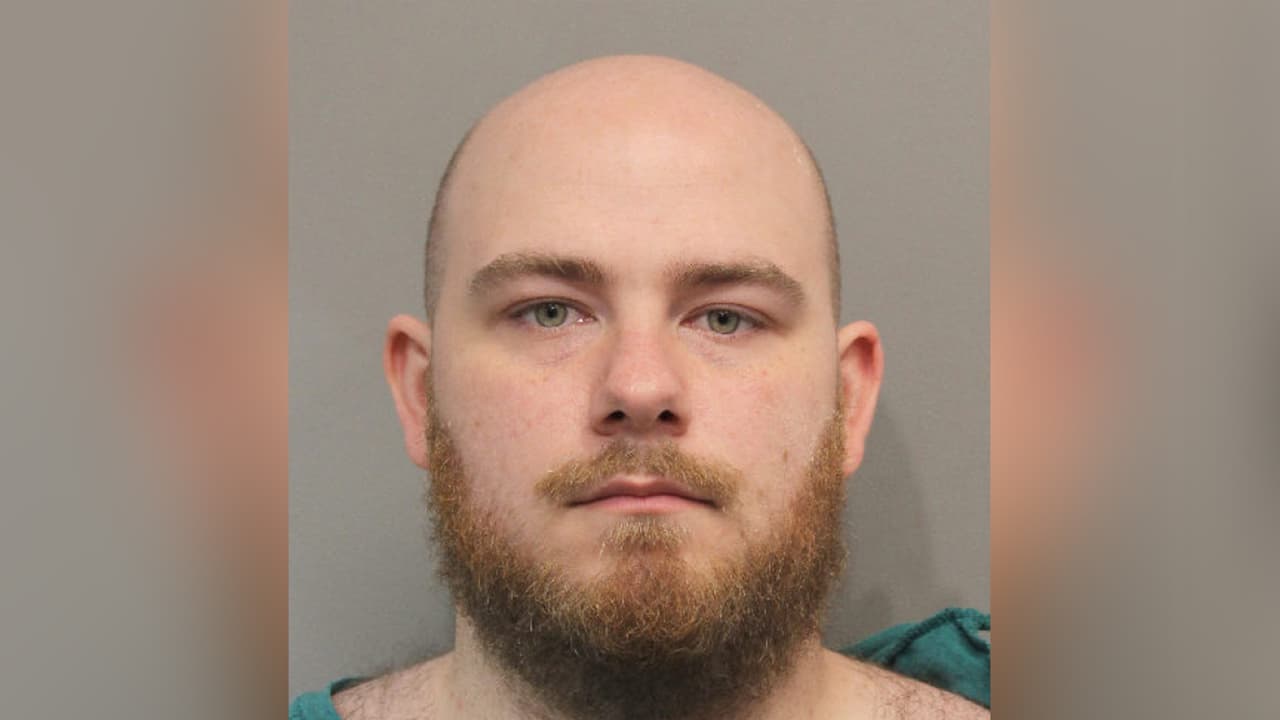 David Strickler enfrenta cargos por solicitar relaciones sexuales a un menor a través del internet.