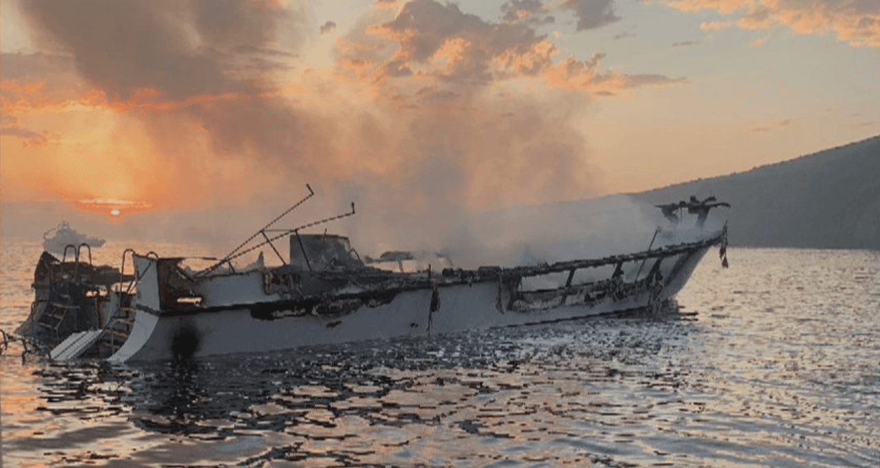 Sube a 25 la cifra de muertos tras incendio de un bote recreacional en California