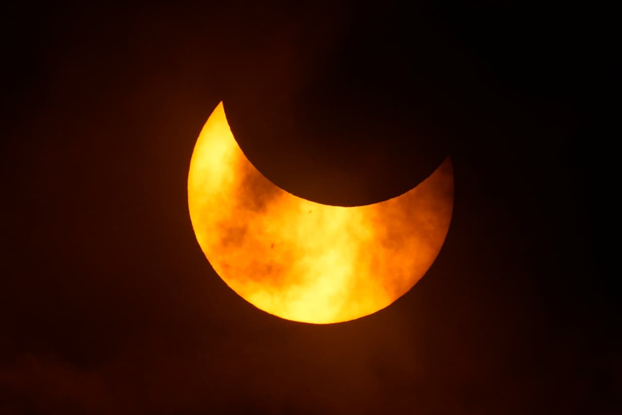 La luna moviéndose sobre el sol durante el eclipse solar anular a punto de formar el 'anillo de fuego' visto desde San Antonio, Texas. En Kerrville se reunieron más de 3,000 personas para ver el eclipse solar anular,
<a href="https://www.univision.com/local/san-antonio-kwex/fotografias-eclipse-solar-anular-texas-eeuu-fotos" target="_blank">da clic aquí </a>para ver cómo vivieron esta fiesta astronómica.