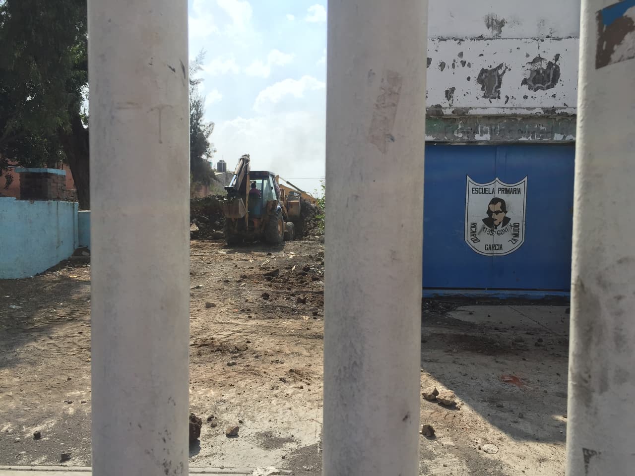 Personal trabaja durante las labores de demolición de la primaria Ricardo García Zamudio, que quedó seriamente dañada tras el sismo de 7.1 Richter del pasado 19 de septiembre.