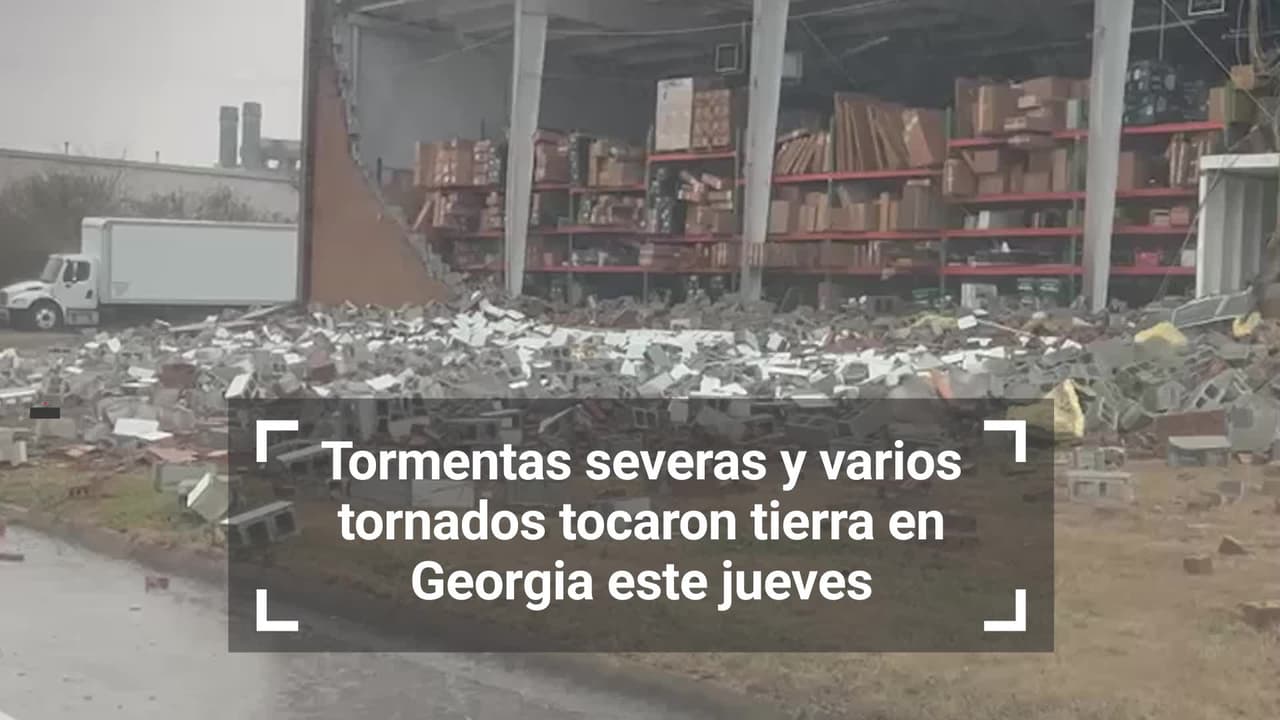 Un almacén de auto partes resultó impactado por los fuertes vientos que se registraron en la zona la tarde de este jueves. Un televidente envió a Univision 34 Atlanta video de los daños.