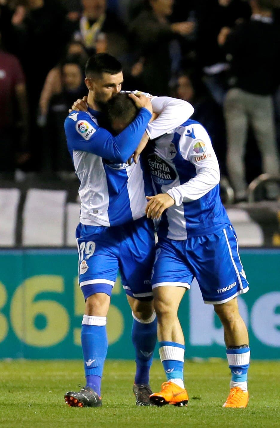 Y luego, en el minuto 63, el turco combinó con el costarricense Celso Borges para ilusionar a todo Riazor con un empate ante el líder.