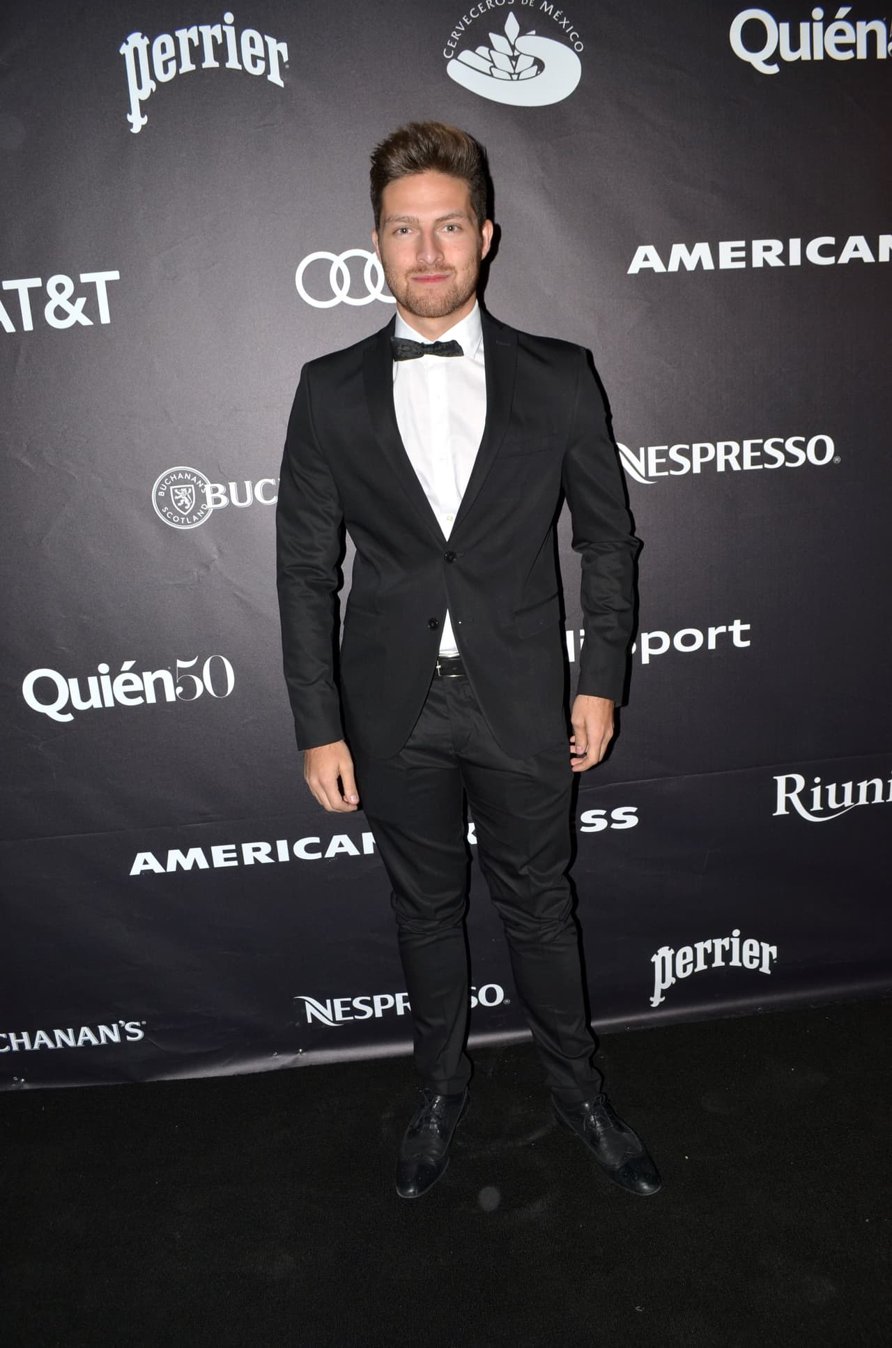 Parece que este rubio actor tiene 25 o 26, ¿no te crees?