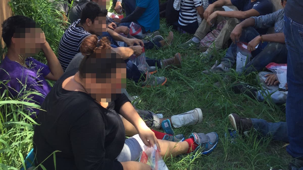 Hallan a 52 inmigrantes indocumentados en una casa de seguridad en Edinburg