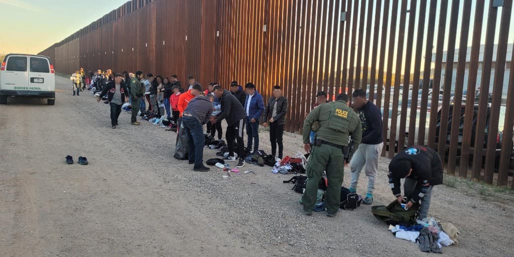 En menos de cuatro horas, los agentes de la Estación Ajo encontraron tres grandes grupos cerca de Lukeville, Arizona, el viernes pasado. Un total de 101 inmigrantes de 10 países diferentes fueron detenidos. Los inmigrantes fueron trasladados a una de las estaciones para su procesamiento.