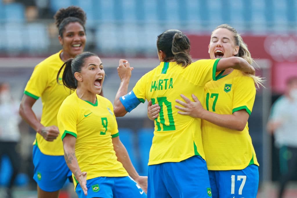 Brasil golea a China 5-0 durante la primera Jornada del futbol femenino. Martha fue la autora de dos tantos, convirtiéndose en la primera jugadora en anotar gol en cinco Juegos Olímpicos. Debinha, Alves y Beatriz sumaron para el triunfo carioca.