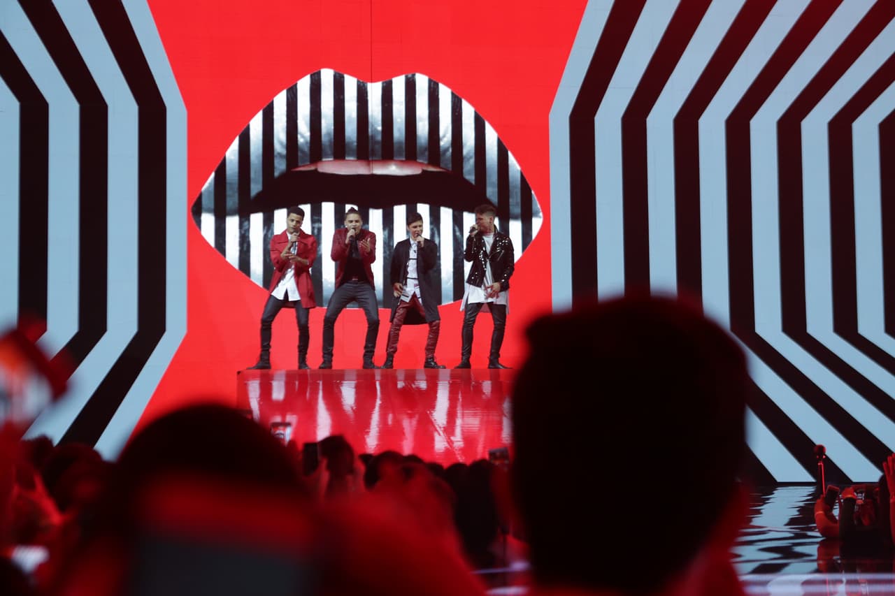 Los chicos nos sorprendieron con el tema "I Need To Know", de Marc Anthony.