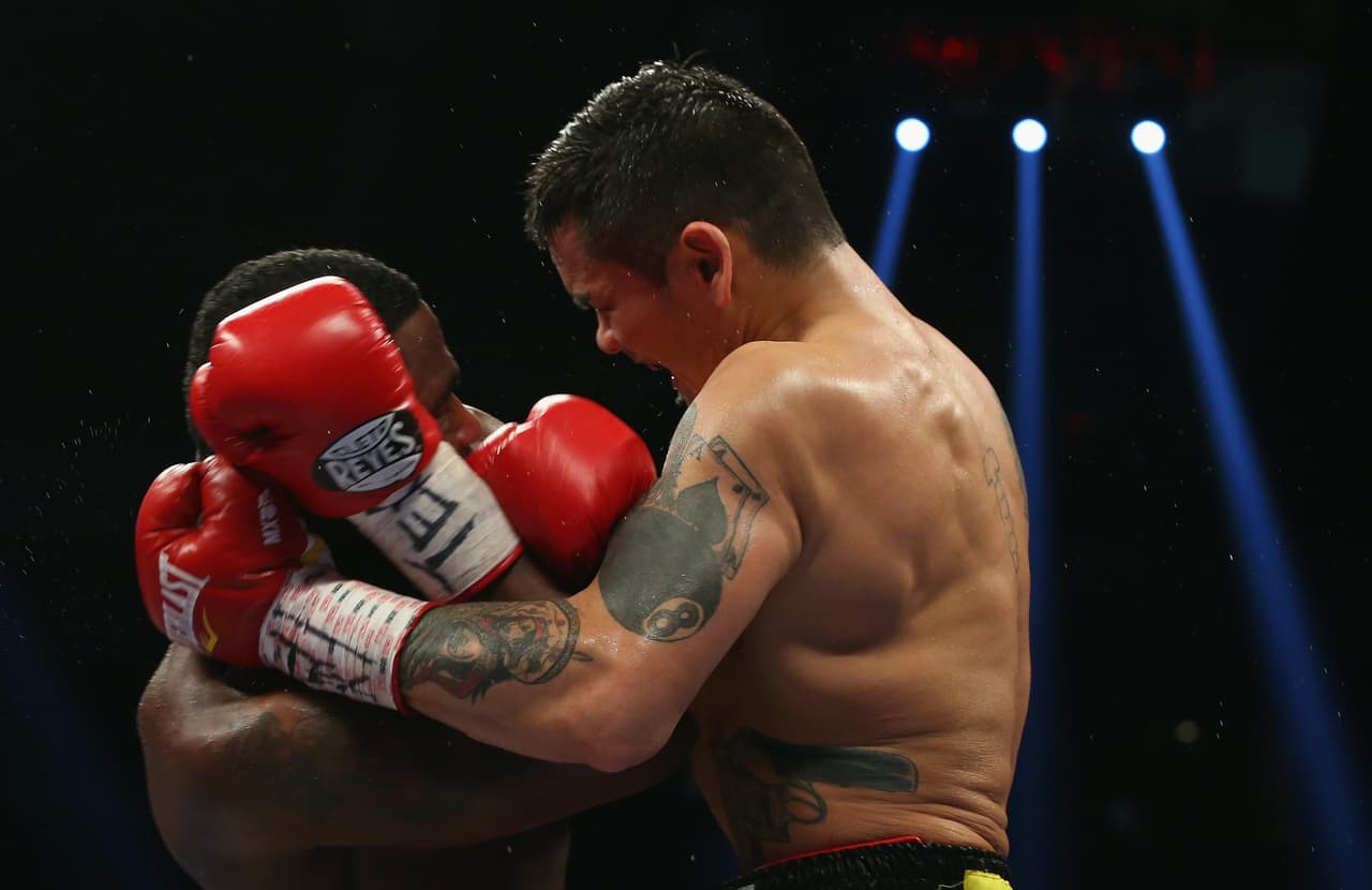 El argentino, poco después en la misma pelea, le devolvió el insulto y le realizó el mismo movimiento, en una situación insultante para el deporte en sí mismo.