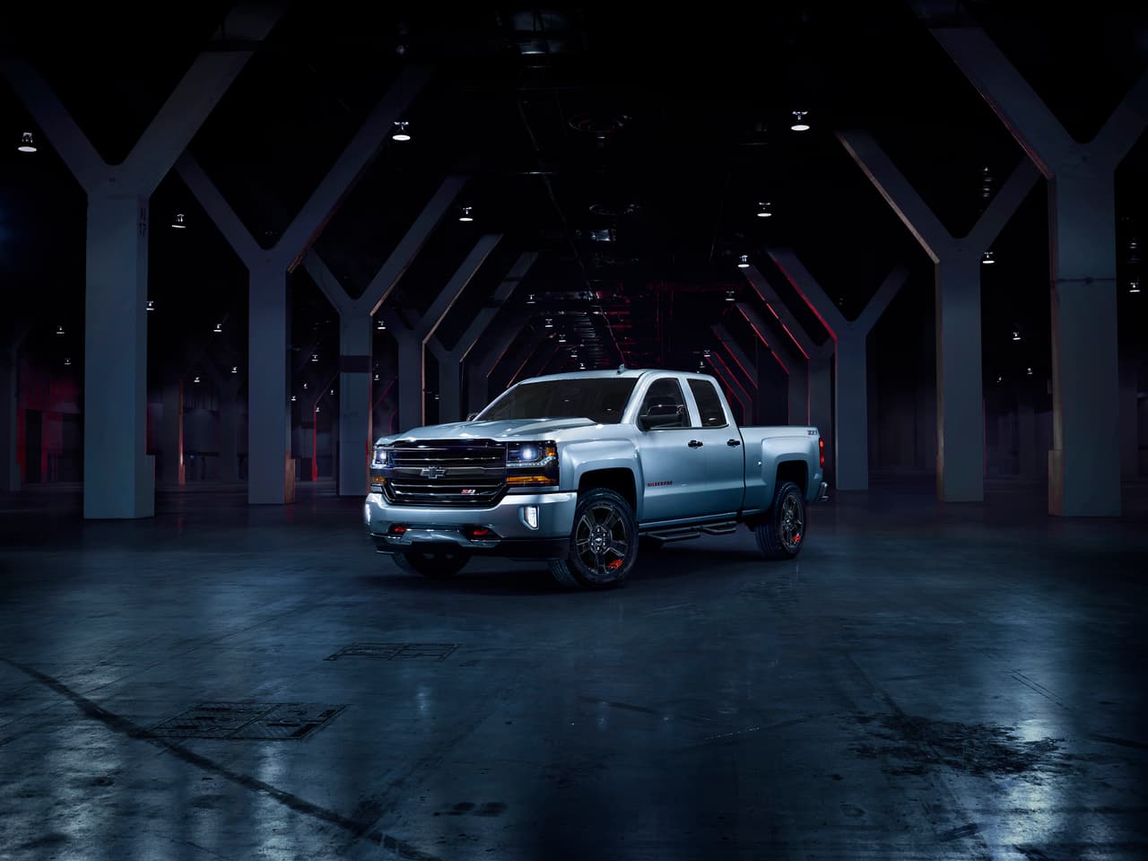 Silverado Redline: Posee ganchos de remolque en rojo, carcasas de los retrovisores negro, revestimiento de caja. Está disponible para su compra en las Silverado Doble Cabina LT Z71 y Z71 Crew Cab LTZ.