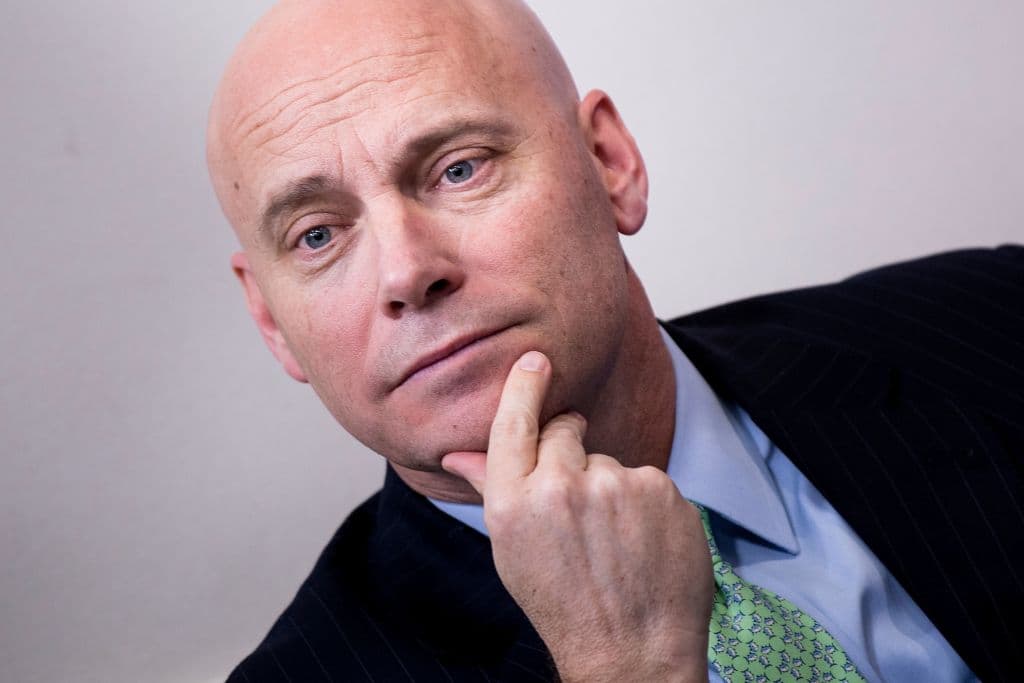 <b>Marc Short, director de asuntos legislativos de la Casa Blanca: </b>En tres entrevistas, Short hizo promoción de la candidatura de Trump. El 22 de junio en Fox Business dijo: "Creo que Donald Trump fue elegido porque Hilary Clinton representaba al establecimiento. Joe Biden fue elegido para el Congreso en 1972. (...) Este presidente ha comenzado a cambiar el orden establecido, ha hecho cambios y Joe Biden siguió apoyando el apaciguamiento con China (...) Este presidente redujo las regulaciones. Joe Biden sigue defendiendo las políticas fallidas de la izquierda".