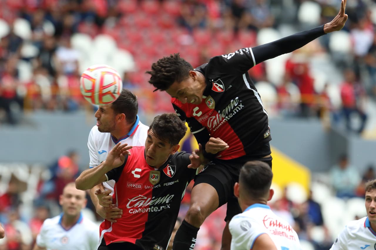 Cruz Azul se quedó con 10 desde el final de la primera parte tras la expulsión de Carlos Rotondi y sumó su segundo derrota consecutiva en el torneo.