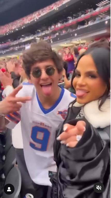 Natti Natasha gozó su presencia en las gradas.