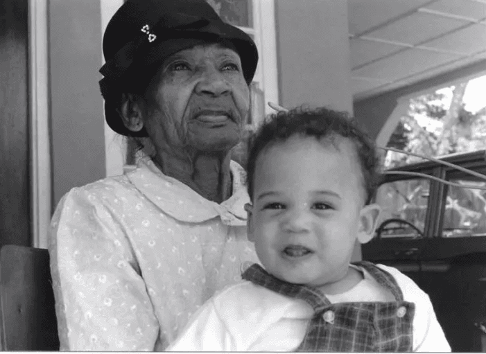Esta es una foto de la bisabuela Miss Iris, sosteniendo a la niña Kamala en su regazo en 1966.