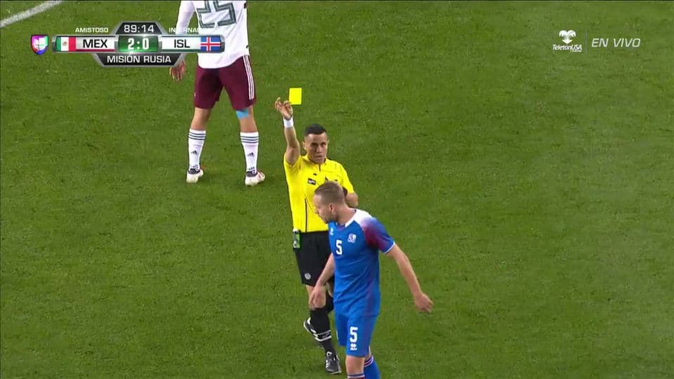 Tarjeta amarilla. El árbitro amonesta a Sverrir Ingi Ingason de Iceland