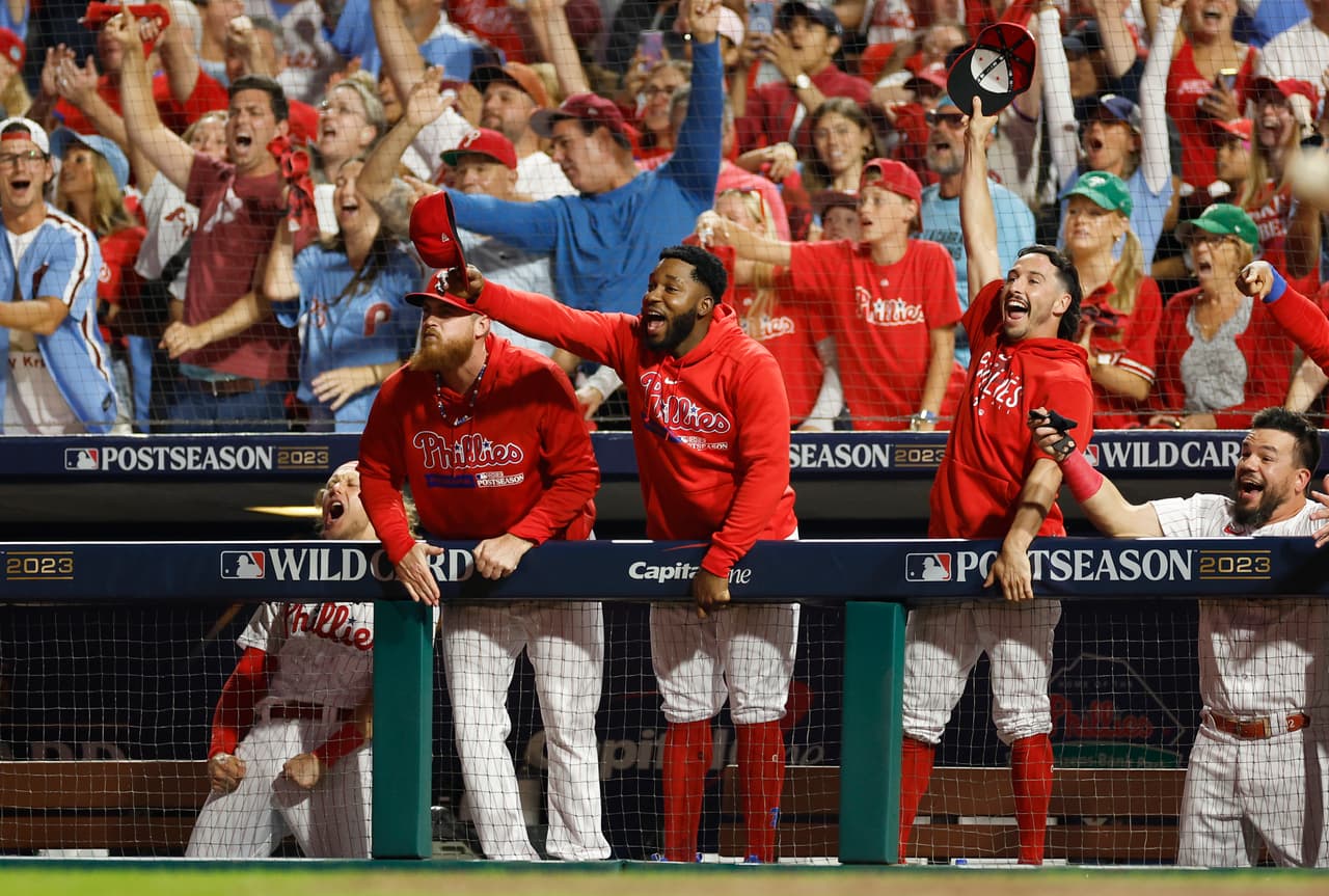 Un par de jonrones electrizaron al público local de Filadelfia. J.T. Realmuto conectó un tiro solitario en el cuarto para extender la ventaja de los Phillies a 3-0.