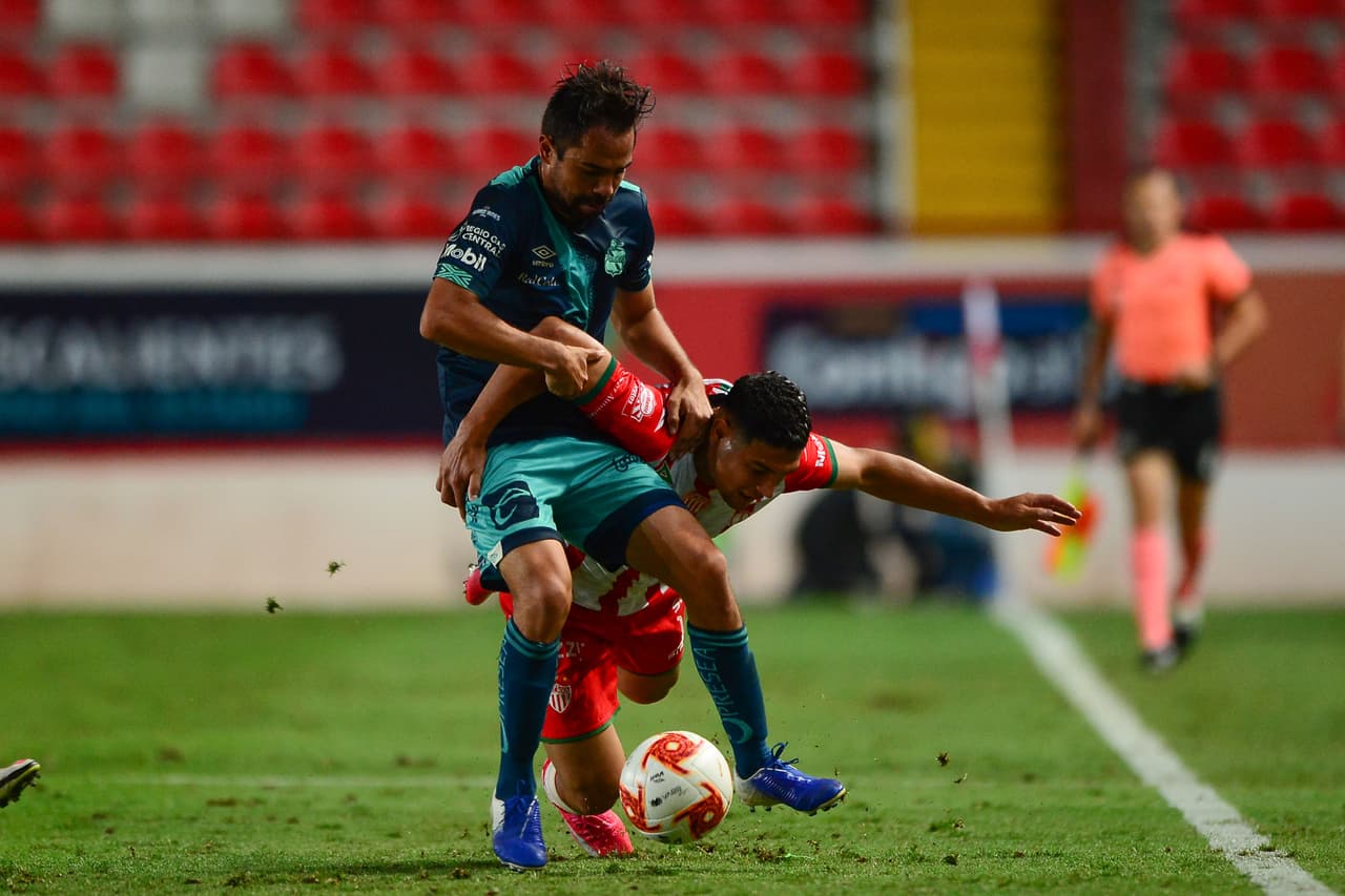 Aunque el balón rodaba por ambos lados de la cancha, no había profundidad.