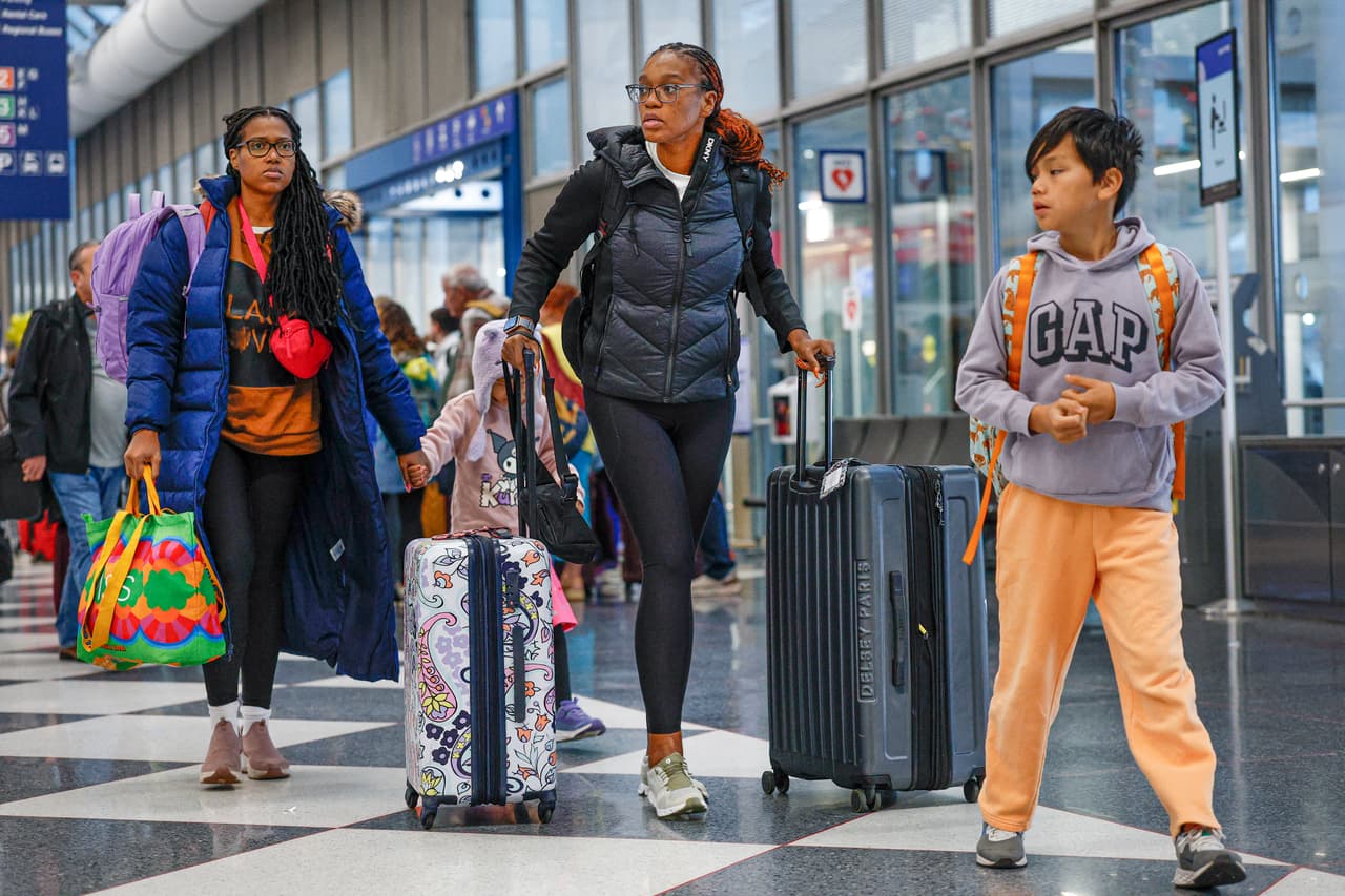 Aunque se anticipan cifras récord en los aeropuertos, históricamente la mayoría de las personas en Estados Unidos viaja por carretera durante
<b><a href="https://www.univision.com/local/chicago-wgbo/alertan-sobre-los-peligros-de-algunos-juguetes-esta-navidad-2025" target="_blank">el feriado de Acción de Gracias. </a></b>
<br>
<br>Se espera que el miércoles sea uno de los días más activos en las carreteras, junto con el domingo. Los expertos recomiendan
<b>salir a la carretera el miércoles por la mañana</b>
<b>antes de las 11:00 a. m.</b>, mientras que el peor horario para manejar será entre
<b>las 11:00 am y las 8:00 pm.</b>
