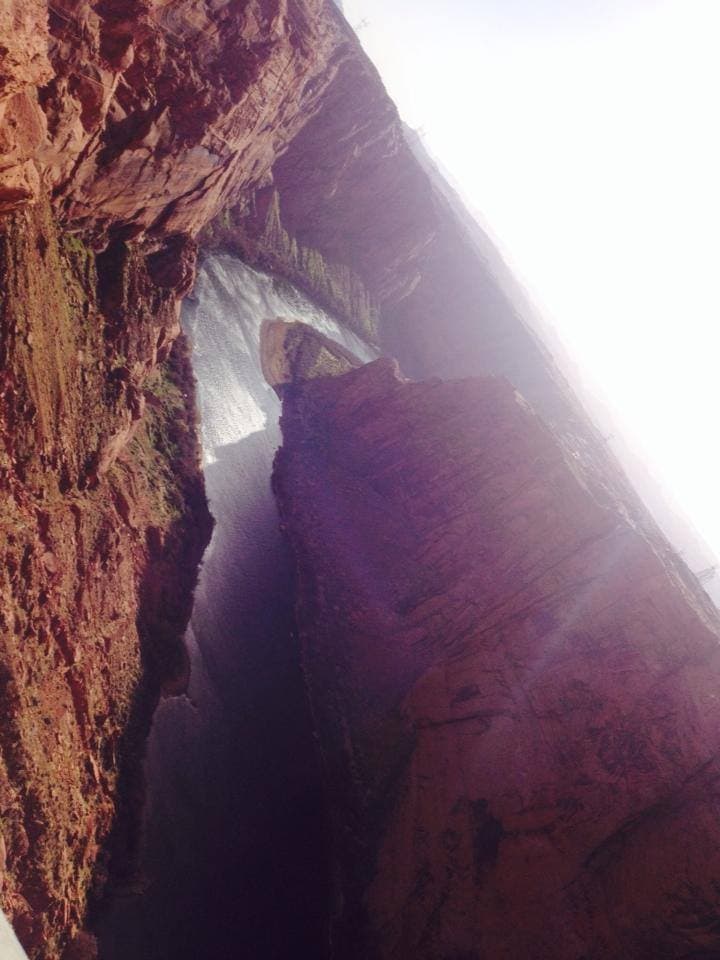 Los visitantes dejan el carro en un estacionamiento, y tienen que caminar unos 15 minutos por un sendero que conduce al mirador natural.
