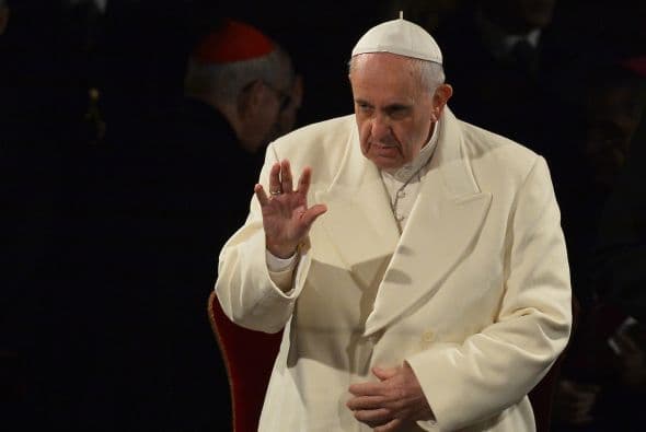 "Recordemos a los enfermos, a las personas abandonadas para que encuentren bajo la cruz la fuerza de la esperanza", dijo en tono sobrio.