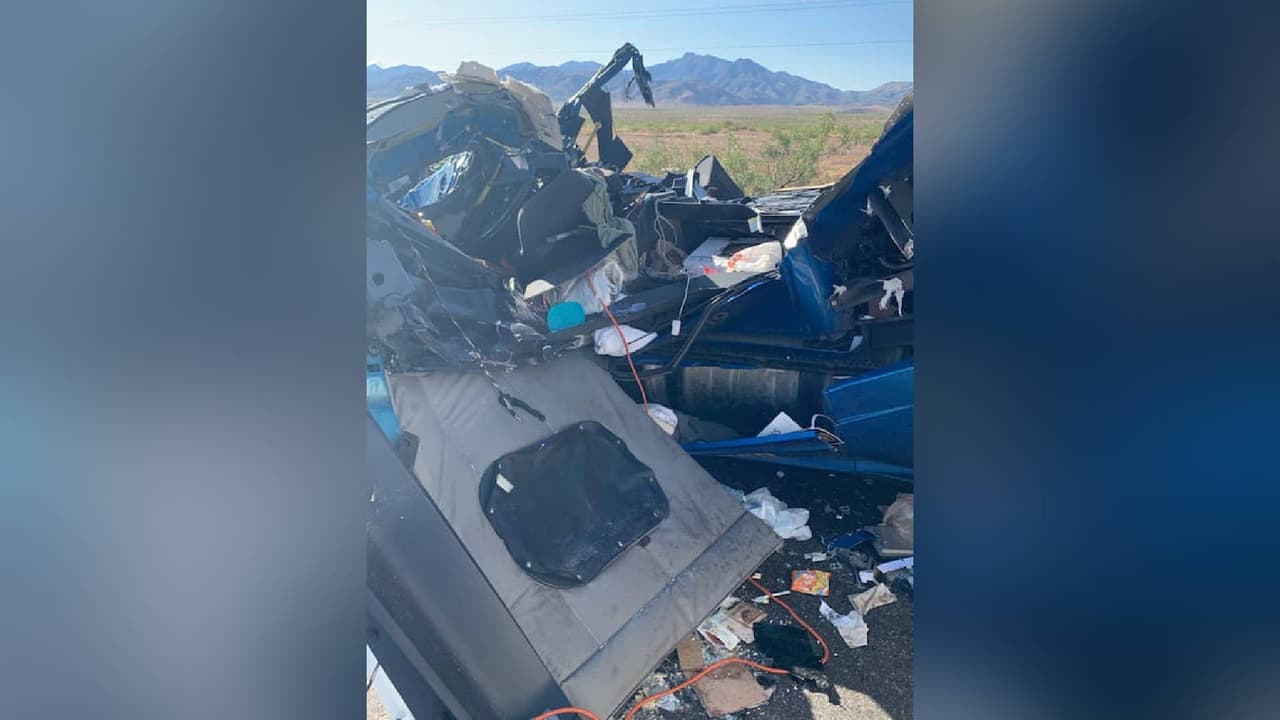 El otro conductor se encuentra en estado grave con heridas que ponen en riesgo su vida, según autoridades. Un equipo de materiales peligrosos fue requerido en la escena del accidente por la presencia de amoníaco anhidro, que era transportado por uno de los camiones accidentados.