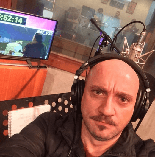 Además de la actuación también ha incursionado en el doblaje.