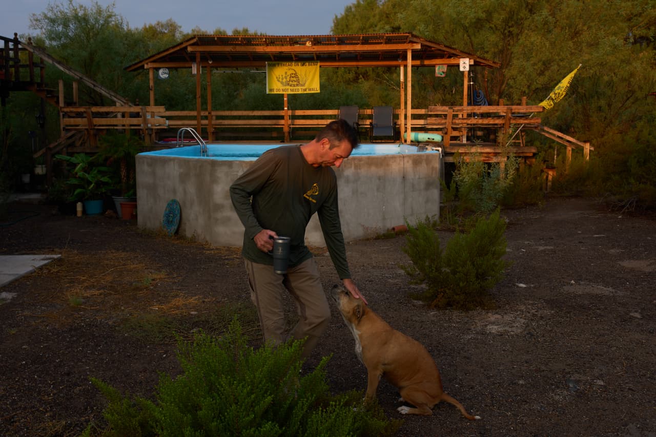 Charlie Angell acaricia a su perro en su casa, ubicada en la frontera, el jueves 24 de septiembre de 2026, en Redford, Texas.