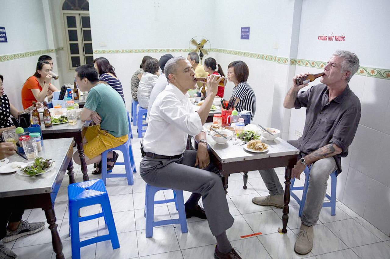 En 2016 Anthony Bourdain cenó con el presidente Barack Obama en un pequeño restaurante de Vietnam. A través de una sencilla comida que acompañaron con cerveza, los comensales describieron el país que alguna vez fue el mayor enemigo de los EEUU y el único con el que se perdió una guerra.