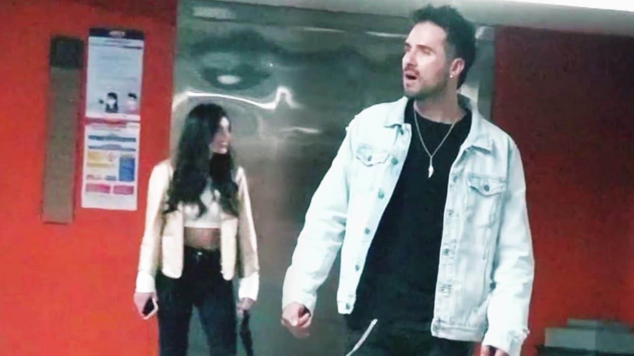 Despistado y confundido: así cachamos a José Ron en compañía de su nueva novia en un estacionamiento