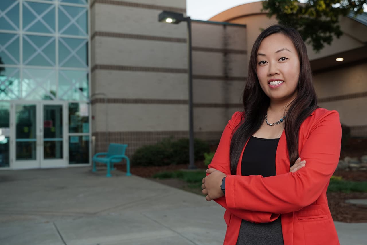 Mai Vang ha hecho una carrera como profesora y trabajó para el Distrito 8 de Sacramento asistiendo al Concejal que se retira.