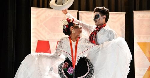 <b><a href="https://www.penn.museum/calendar/1354/dia-de-los-muertos">Día de los Muertos Culturefest (29 de octubre)</a></b>. Este festival de día completo ofrece diversión para toda la familia, incluyendo presentaciones artísticas, competencia de altares, mercado artesanal, espectáculos de danza y música, y una enorme instalación tradicional de ofrenda (altar) del Centro Cultural Mexicano.