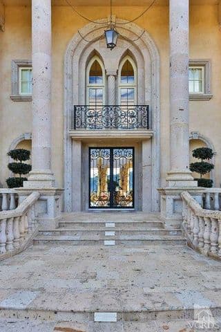 La casa cuenta con dos niveles, ventanas con doble panel, una espléndida entrada con doble puerta, alfombra y demás decoraciones de piedra.