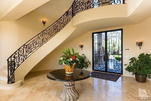 Cada centímetro de la casa está específicamente creado, dispuesto para darle la bienvenida a 'Brit'.