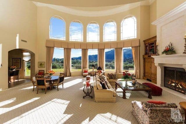 En esta mansión, no hay nada de modestia: incluso los techos abovedados son majestuosos.