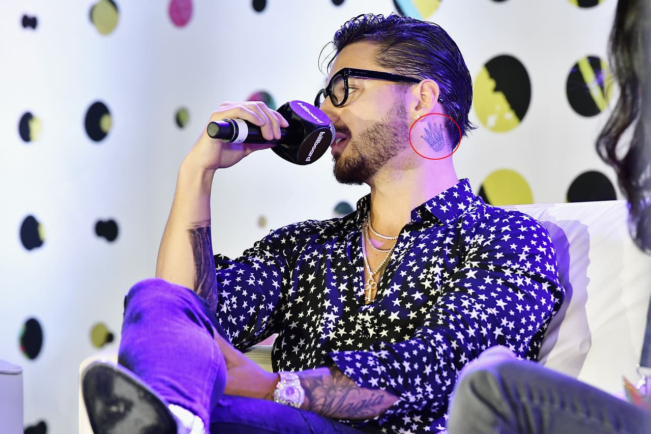 La corona significa el amor que le demuestran sus fans por él y como los reyes llevan una corona, él también.
<br>