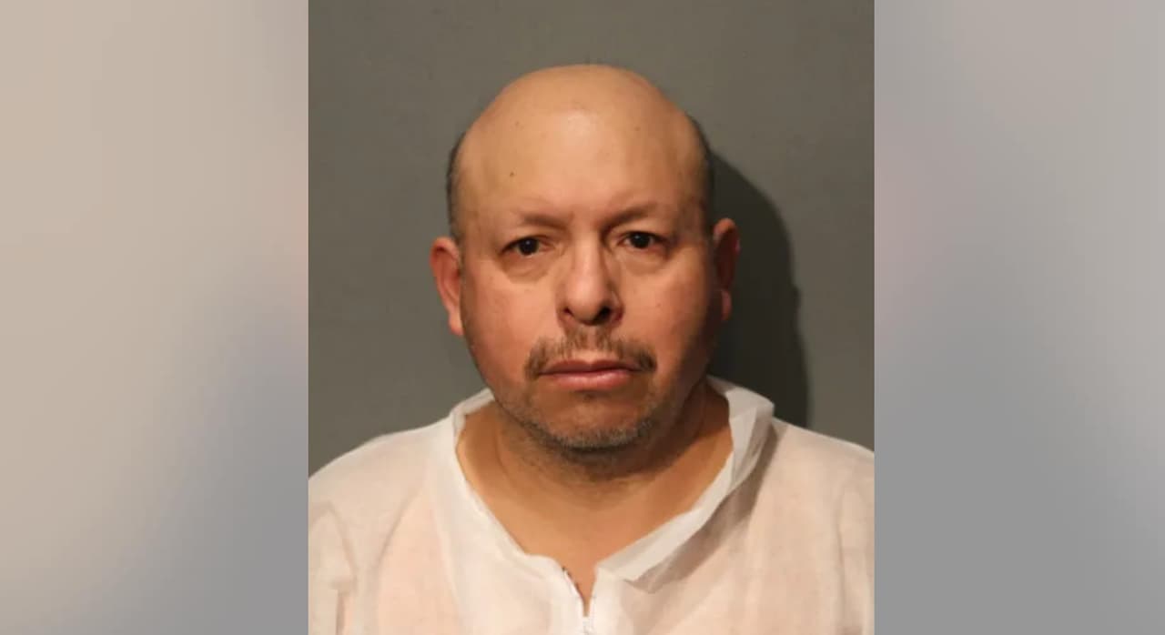 Acusan a sujeto de matar a tiros a dos compañeros de cuarto y deja a otro herido; los señala de conspirar con pandilla