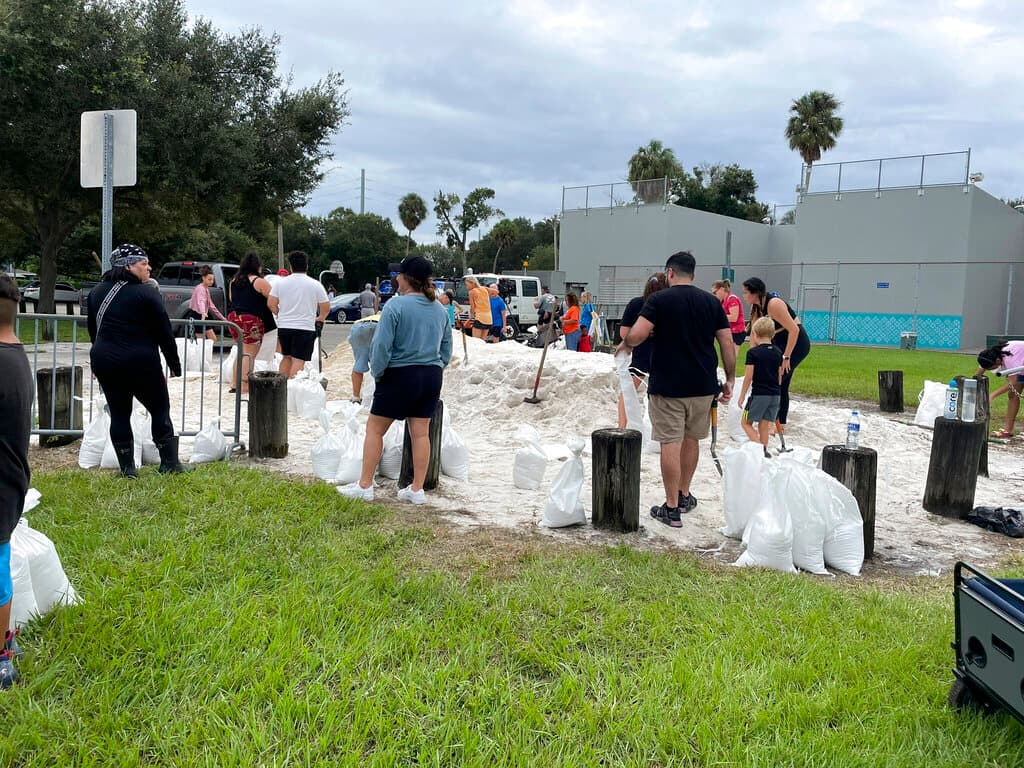 Muchas personas también llenaron sus sacos con arena en MacFarlane Park, en Tampa, Florida.