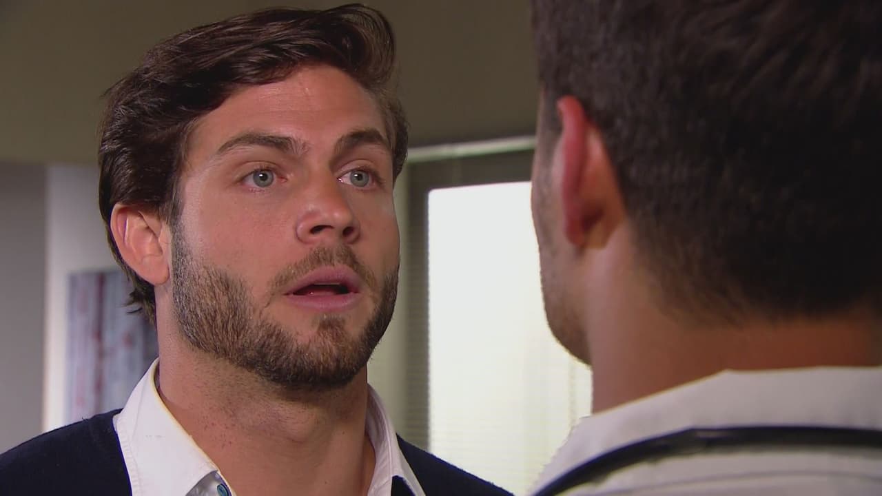 Carlos se molestó cuando su rival le preguntó cuántas novias tenía, pues había conocido a Isabela.