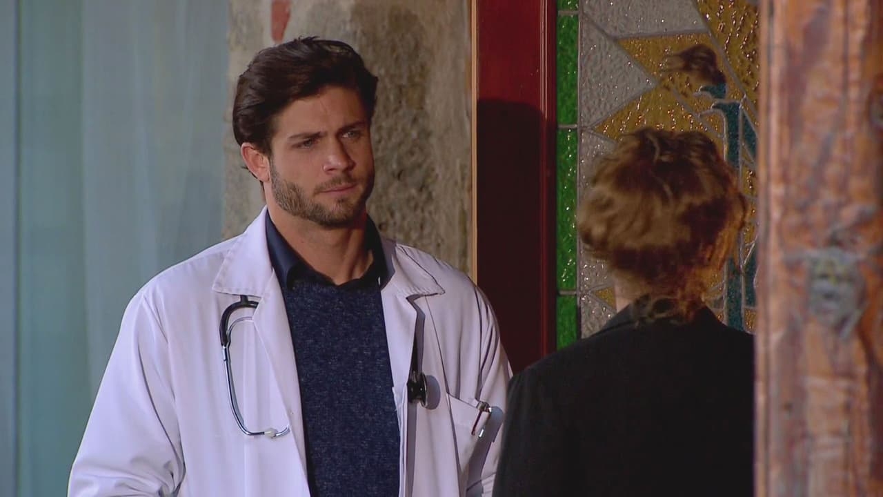 Carlos aprovecha para demostrarle cada vez que puede que la ama y siempre la apoyará.