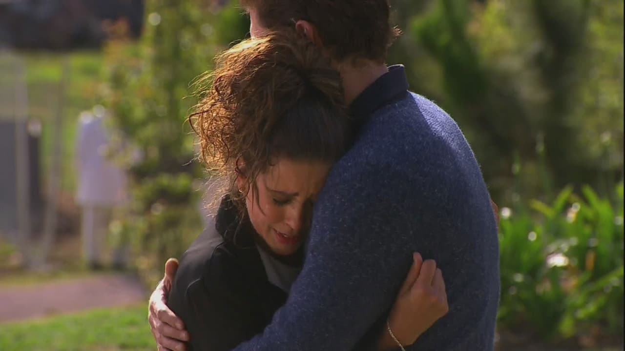 A pesar de que ella no le perdona sus mentiras, no puede cambiar sus sentimientos hacia él.